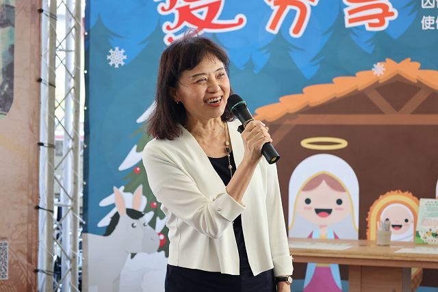Professor Sheng-hui Huang, Dean of the College of Liberal Arts at National Changhua University of Education, emphasized the significance of taking students beyond the academic setting to contribute to the tree-planting initiative. This effort aims to reduce carbon emissions and foster the development of an ecological city.